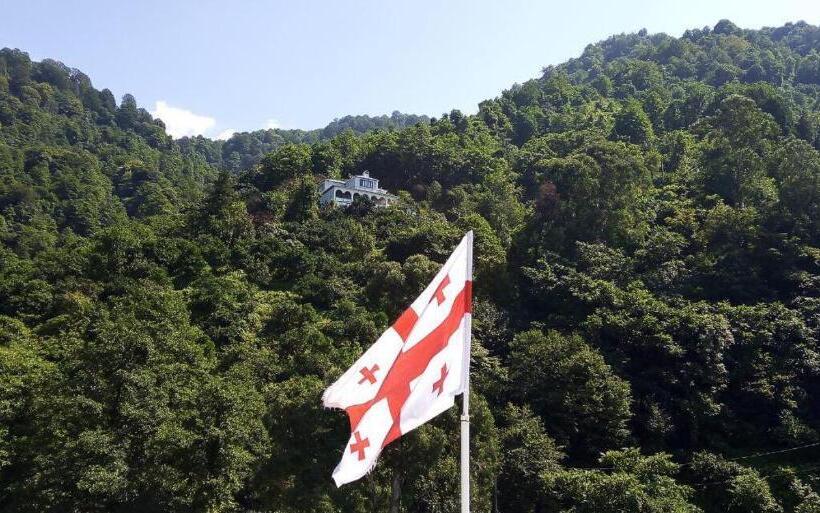 اتاق سه نفره سوپریور با چشم‌انداز دریا, Giorgi Kvariati