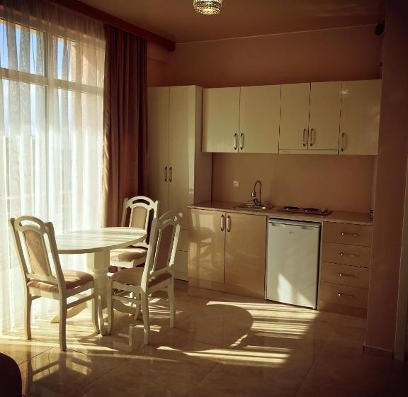 اتاق سوپریور با چشم‌انداز دریا, Giorgi Kvariati