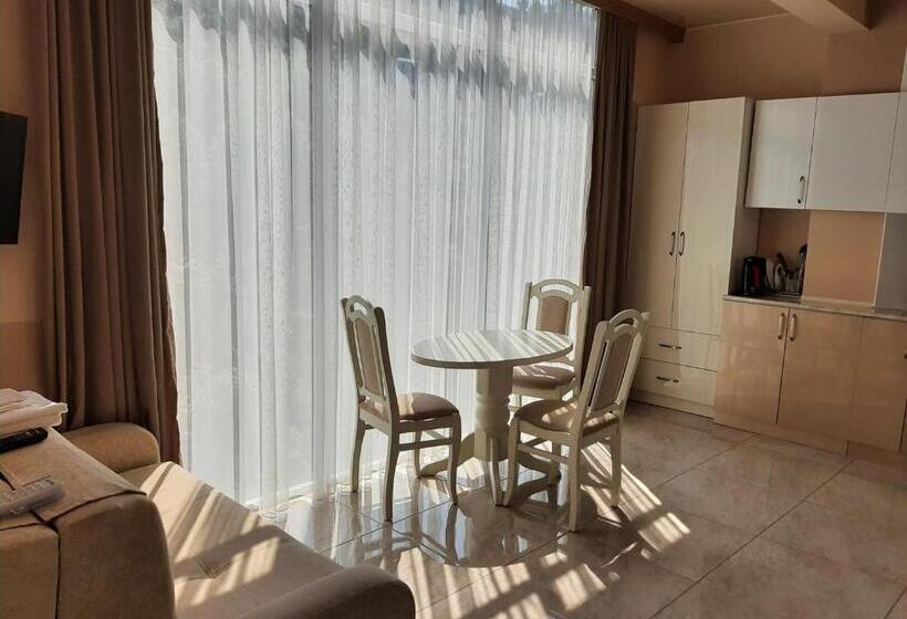 اتاق سوپریور با چشم‌انداز کوهستان, Giorgi Kvariati