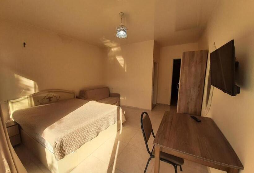 اتاق سه نفره سوپریور با چشم‌انداز دریا, Giorgi Kvariati