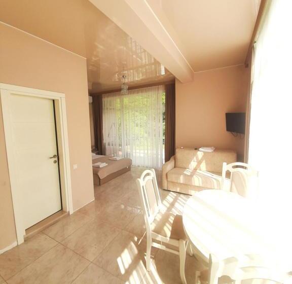 اتاق سوپریور با چشم‌انداز کوهستان, Giorgi Kvariati