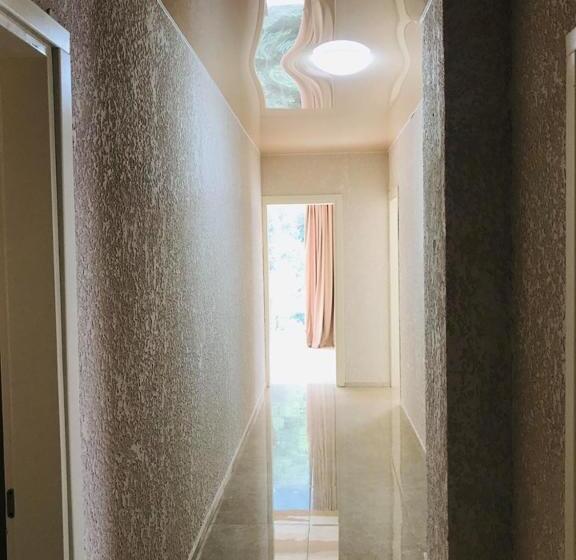 اتاق سوپریور با چشم‌انداز کوهستان, Giorgi Kvariati