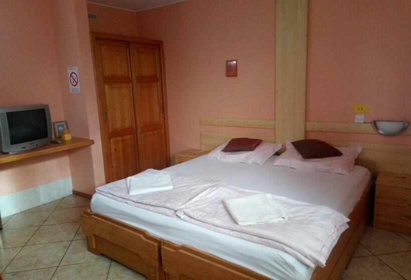اتاق استاندارد سه نفره, Hostel Bata