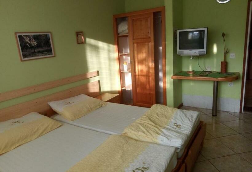 اتاق استاندارد سه نفره, Hostel Bata