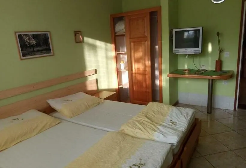 اتاق استاندارد سه نفره, Hostel Bata