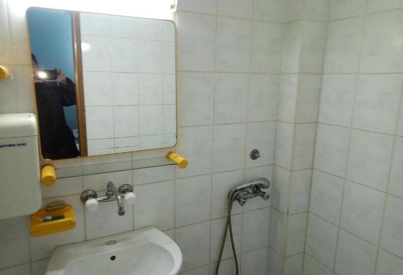 اتاق استاندارد سه نفره, Hostel Bata