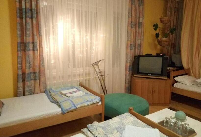اتاق استاندارد چهار تخته, Hostel Bata