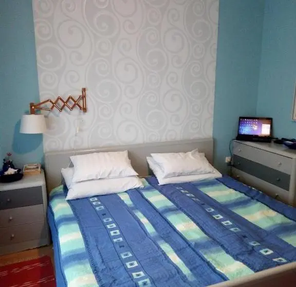 اتاق خانوادگی, Hostel Bata