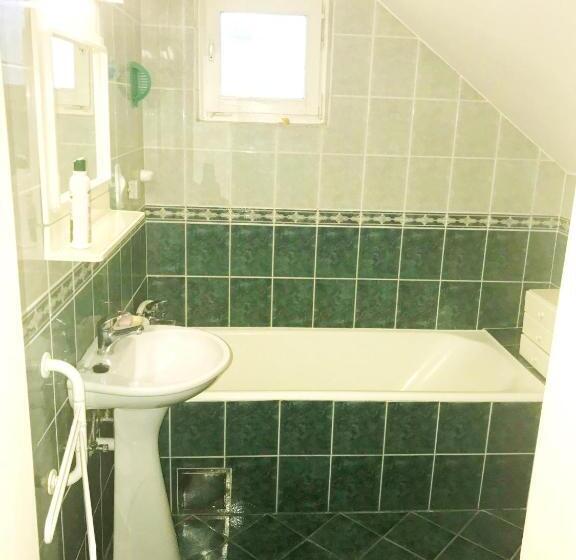 استودیوی استاندارد, Hostel Bata