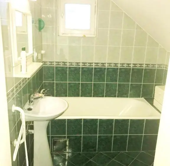 استودیوی استاندارد, Hostel Bata