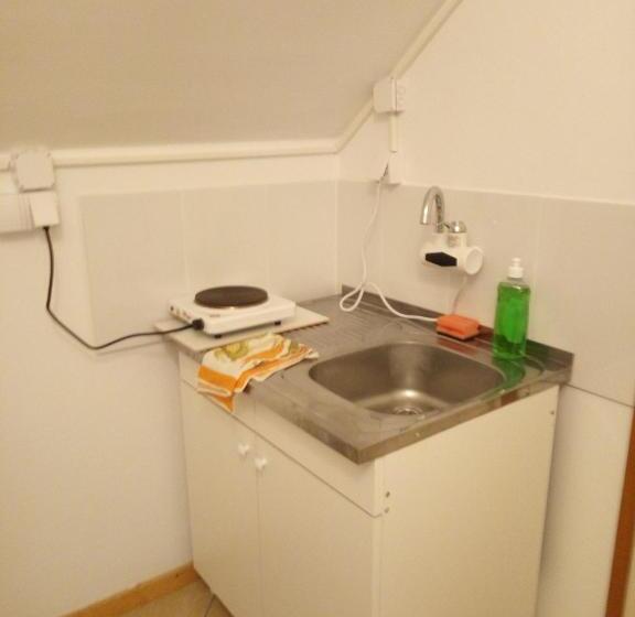 استودیوی استاندارد, Hostel Bata