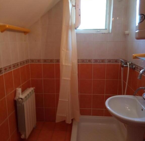 استودیوی استاندارد, Hostel Bata