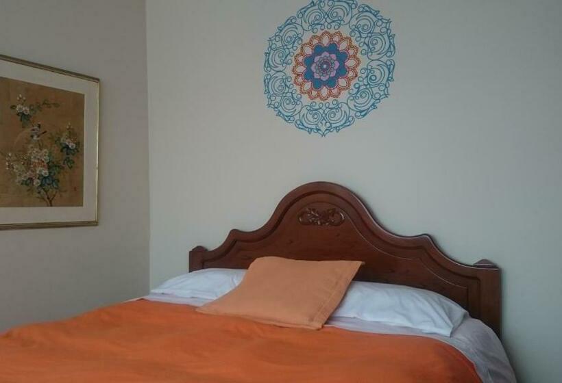 Deluxe Kamer, The Quito Guest House With Yellow Balconies For Travellers