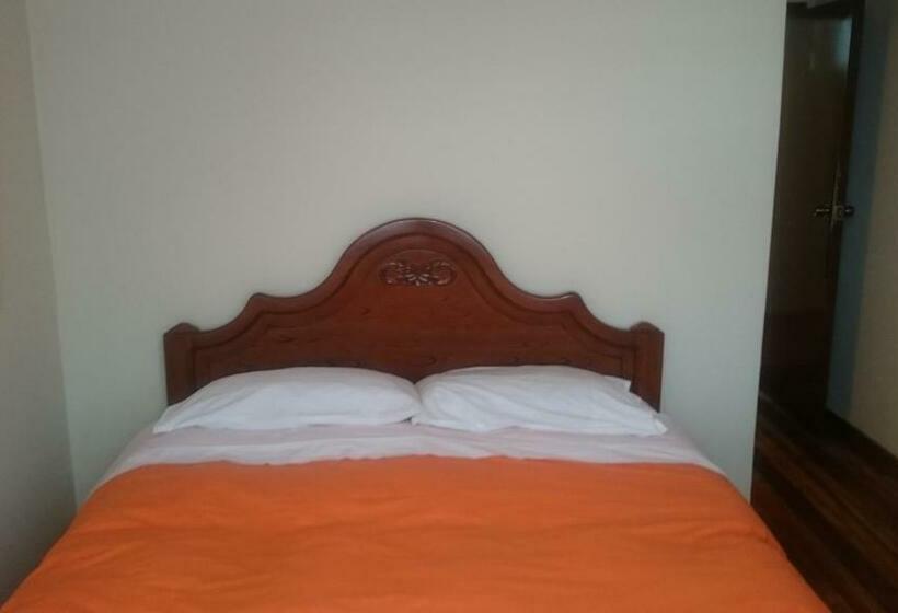 Deluxe Kamer, The Quito Guest House With Yellow Balconies For Travellers