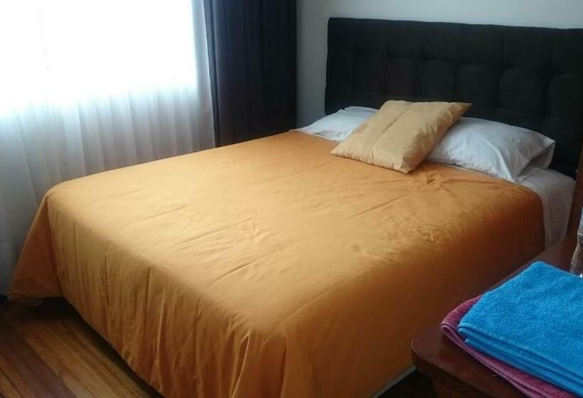 Deluxe Kamer, The Quito Guest House With Yellow Balconies For Travellers