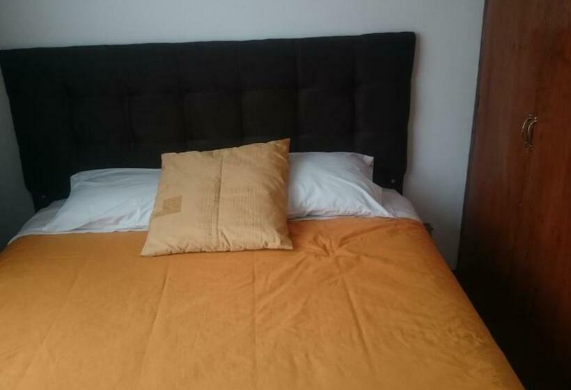 Deluxe Kamer, The Quito Guest House With Yellow Balconies For Travellers