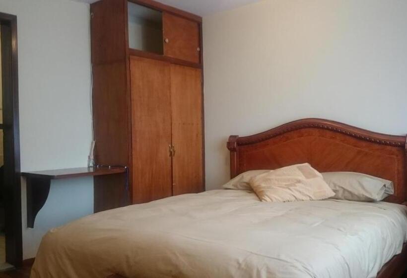 Deluxe Kamer, The Quito Guest House With Yellow Balconies For Travellers