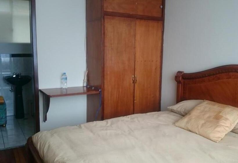 Deluxe Kamer, The Quito Guest House With Yellow Balconies For Travellers