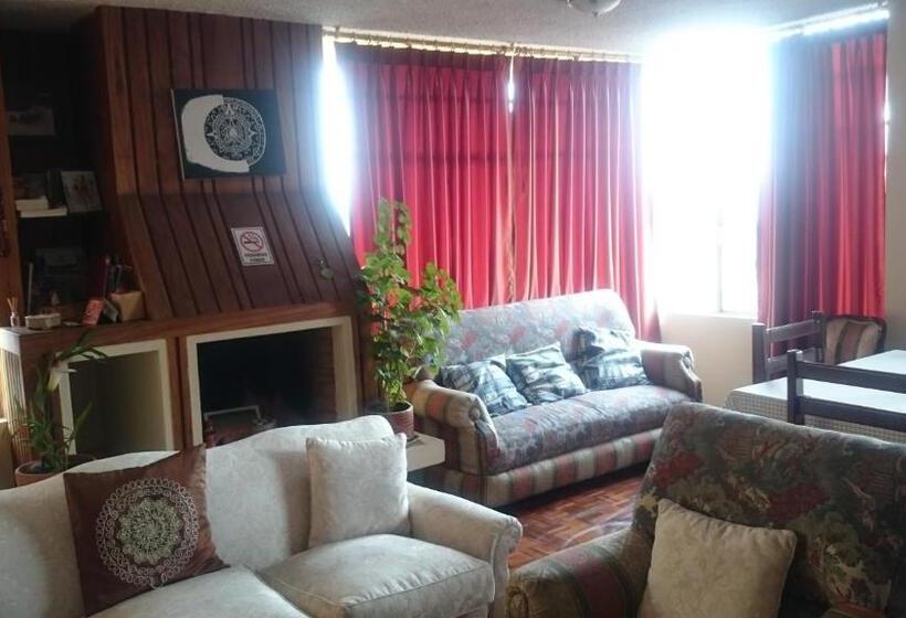 Deluxe Kamer, The Quito Guest House With Yellow Balconies For Travellers