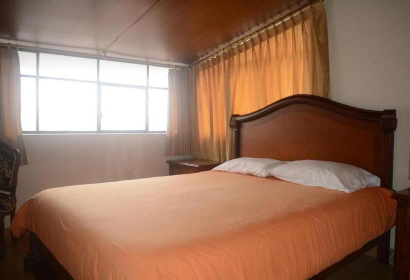 Suite met 3 Slaapkamers, The Quito Guest House With Yellow Balconies For Travellers