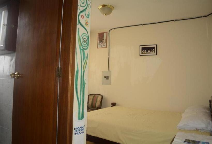 Suite met 3 Slaapkamers, The Quito Guest House With Yellow Balconies For Travellers