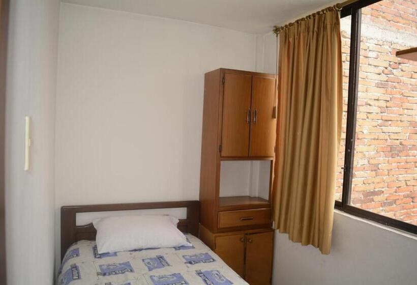 Suite met 3 Slaapkamers, The Quito Guest House With Yellow Balconies For Travellers