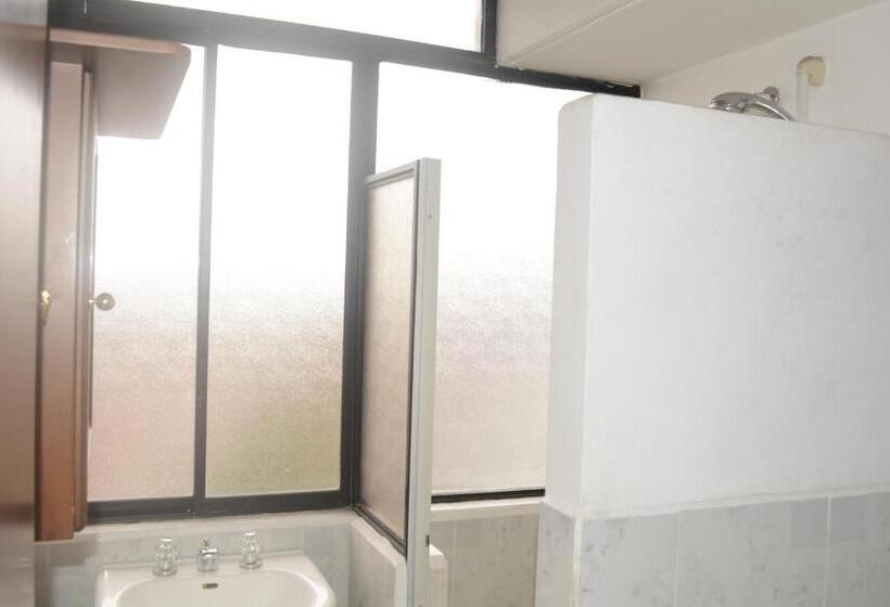 Suite met 3 Slaapkamers, The Quito Guest House With Yellow Balconies For Travellers