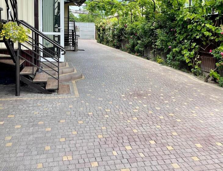 سوییت خانوادگی, Gostinyi Dvorik Nikol