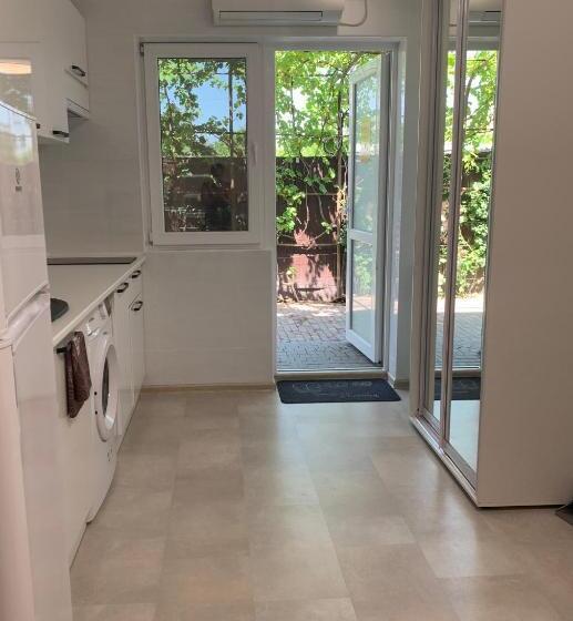 سوییت خانوادگی, Gostinyi Dvorik Nikol