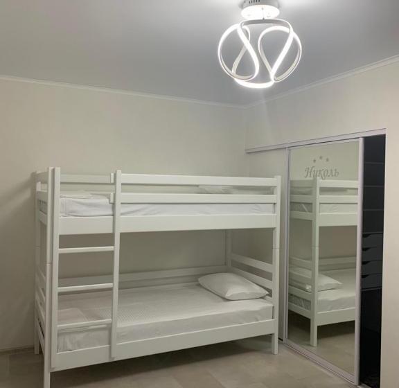 سوییت خانوادگی, Gostinyi Dvorik Nikol