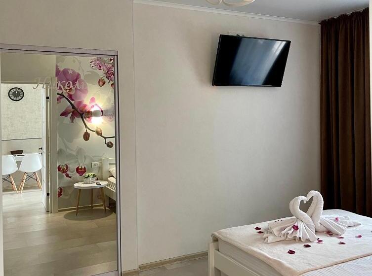 سوییت خانوادگی, Gostinyi Dvorik Nikol