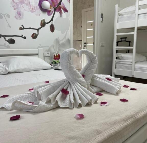 سوییت خانوادگی, Gostinyi Dvorik Nikol