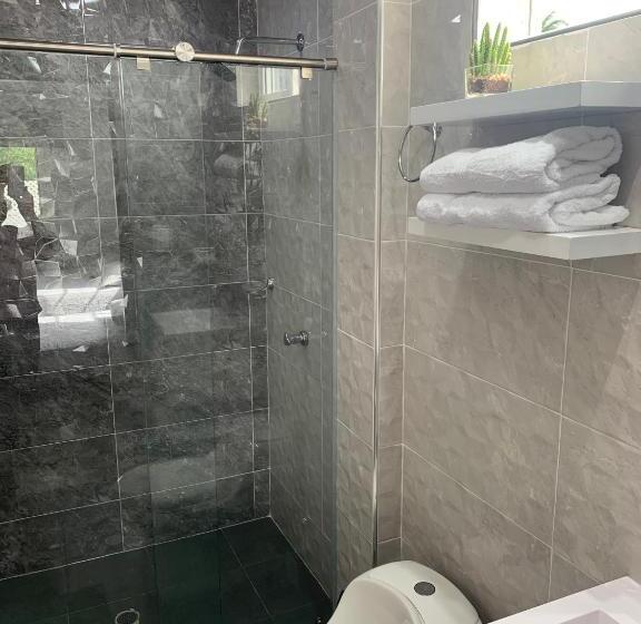 חדר סטנדרט לארבעה, Summer Breeze