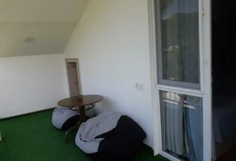 اتاق استاندارد سه تخته با بالکن, Akaki's Guesthouse