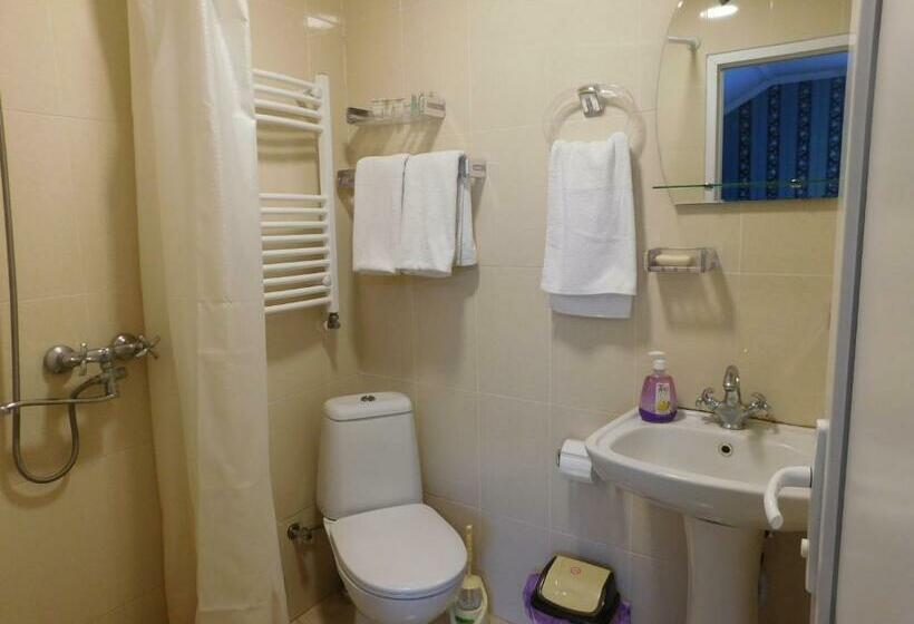 اتاق استاندارد سه تخته با بالکن, Akaki's Guesthouse