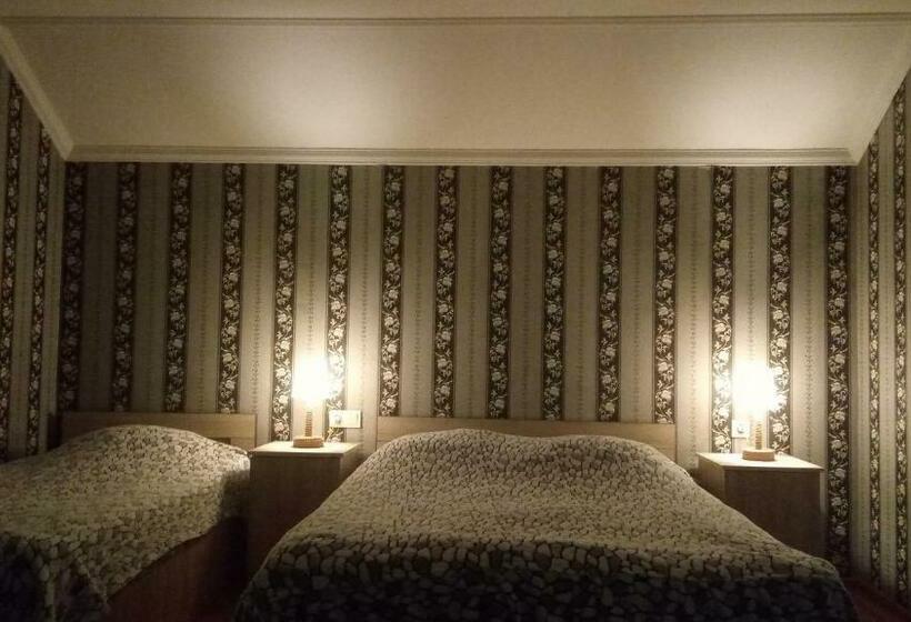 اتاق استاندارد سه تخته با بالکن, Akaki's Guesthouse