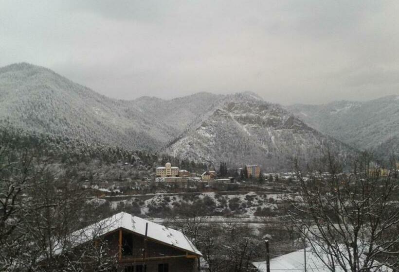 اتاق استاندارد سه تخته با بالکن, Akaki's Guesthouse