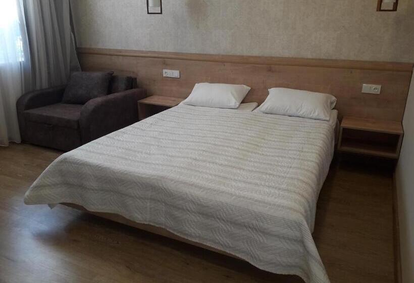 اتاق استاندارد سه نفره, Akaki's Guesthouse