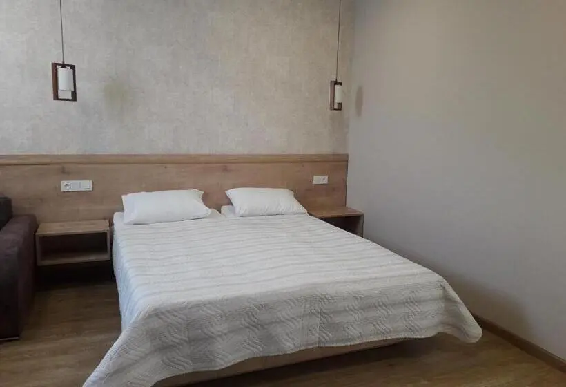 اتاق استاندارد سه نفره, Akaki's Guesthouse