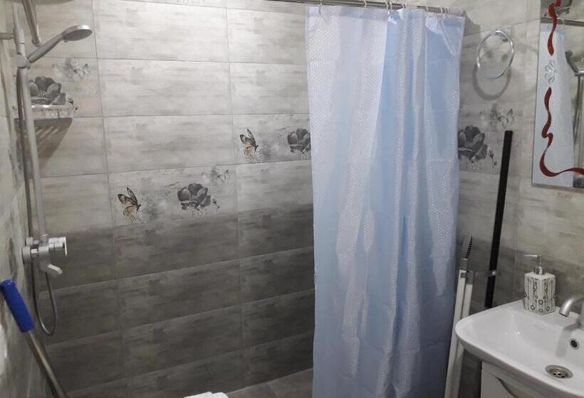 اتاق استاندارد سه نفره, Akaki's Guesthouse