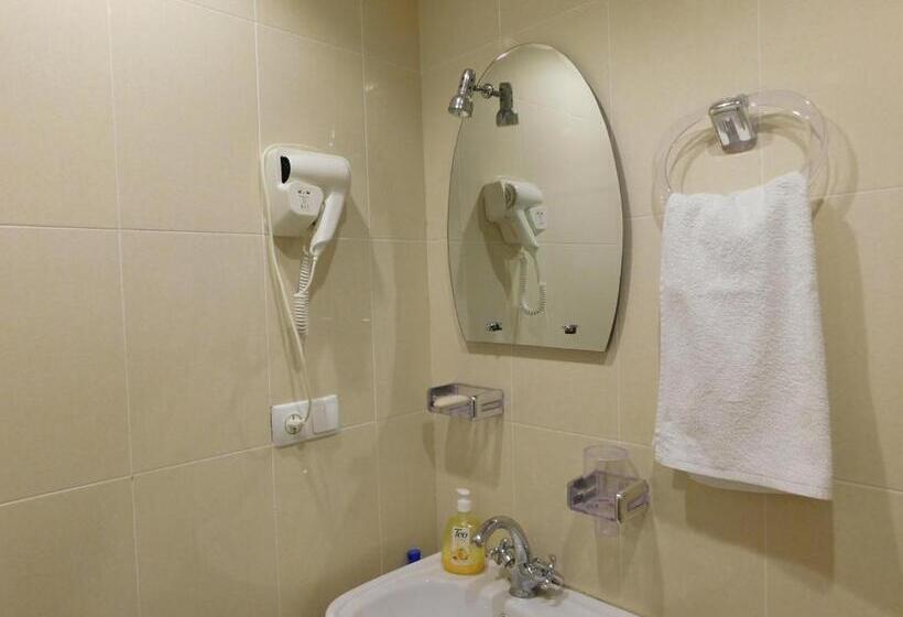 اتاق خانوادگی با چشمانداز کوه, Akaki's Guesthouse