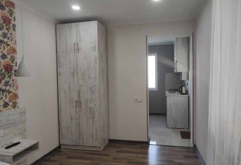 اتاق استاندارد, Akaki's Guesthouse