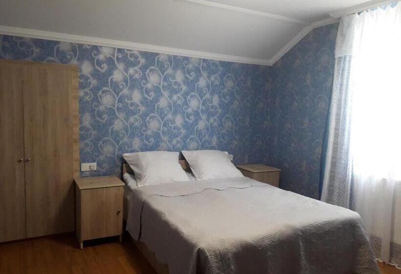 اتاق خانوادگی با چشمانداز کوه, Akaki's Guesthouse