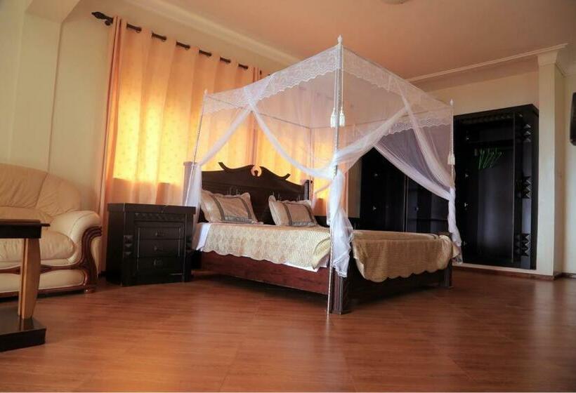 اتاق خانوادگی, The Palms Beach