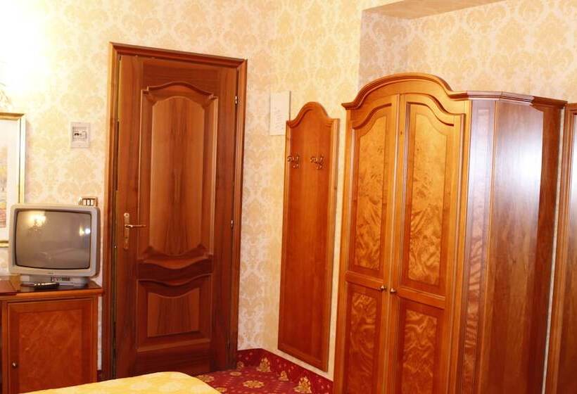 חדר סטנדרט לשלושה, Pace Helvezia