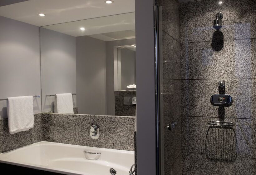 豪华三人间, The Spencer