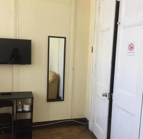 اتاق استاندارد با سرویس بهداشتی مشترک, Hostal Rama & Castle