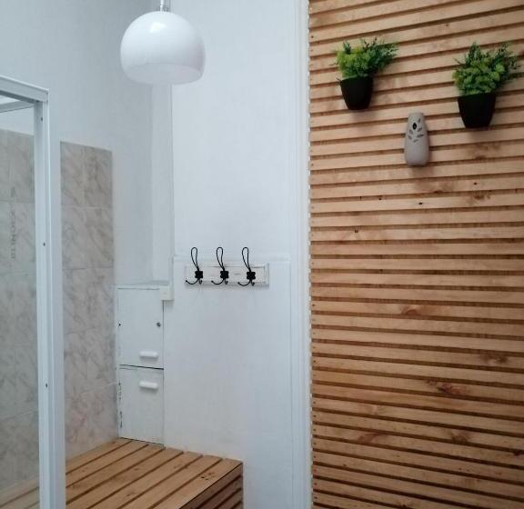 اتاق استاندارد چهارنفره با سرویس بهداشتی مشترک, Hostal Rama & Castle