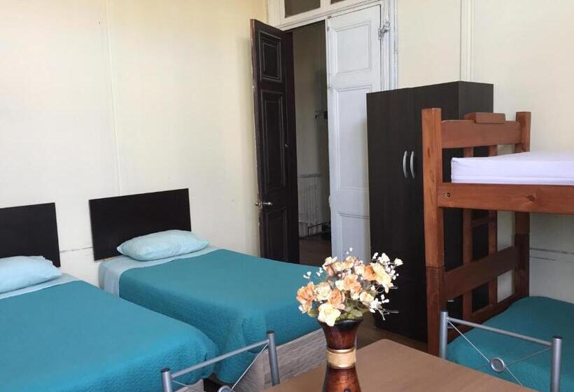 اتاق استاندارد چهارنفره با سرویس بهداشتی مشترک, Hostal Rama & Castle