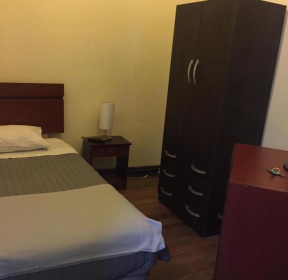 اتاق استاندارد یک نفره, Hostal Rama & Castle